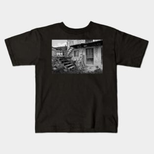 Building in Valle Kids T-Shirt